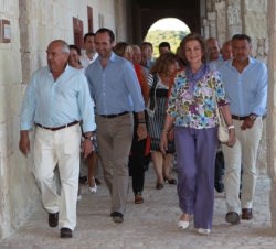 Su Majestad la Reina a su llegada a la Illa del Rei para asistir al "V Foro Menorca Illa del Rei"